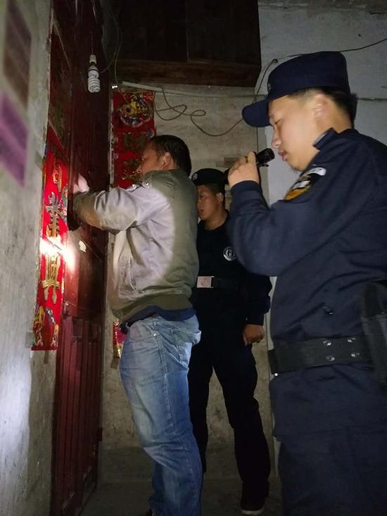 泰安粗心妈妈误将幼女锁家中 民警全城寻开锁师傅开门